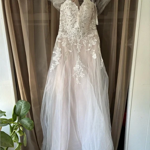 Maggie Sottero | Dresses | Maggie Sottero Ivory Lace Bridal Dress | Poshmark